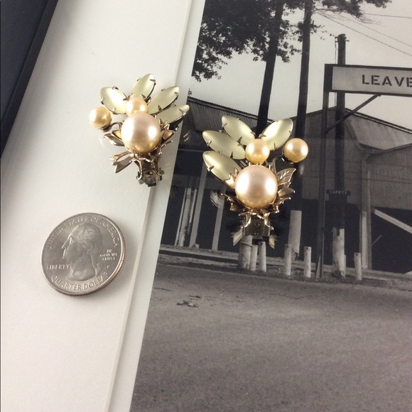 Vintage Pearl and Opaque Bead Clip-On Earrings - Picture 2 of 4